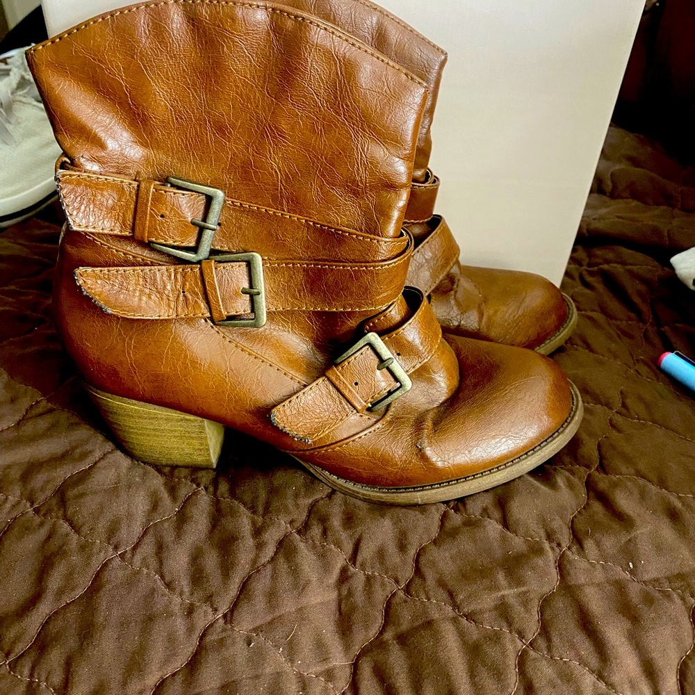 Cute Mossimo brown ankle booties.  Size 7.5